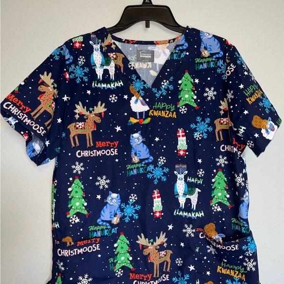 Butter Soft Originals Scrub Top with Holiday Prints Size L - Picture 1 of 3